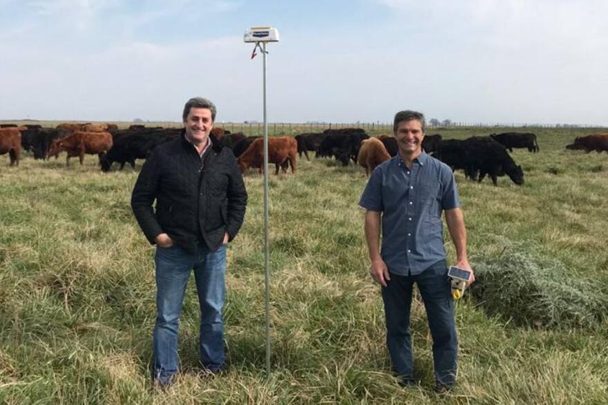 Pablo Etcheverry y equipo en el campo